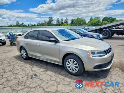 Czwarte zdjęcie samochodu z boku: 2014 VOLKSWAGEN JETTA BASE VIN:3VW2K7AJ7EM335633 - miniatura
