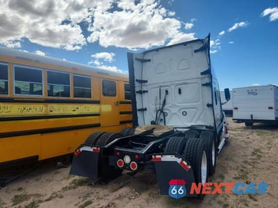 Czwarte zdjęcie samochodu z boku: 2021 FREIGHTLINER CASCADIA 126 SEMI TRUCK VIN:3AKJHHDR5MSLR5105 - miniatura