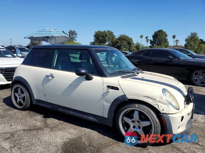 Czwarte zdjęcie samochodu z boku: 2005 MINI COOPER S VIN:WMWRE33505TG96981 - miniatura