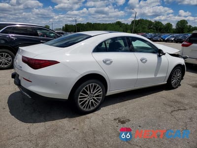 Trzecie zdjęcie samochodu z tyłu: 2025 MERCEDES-BENZ CLA 250 4MATIC VIN:W1K5J4HBXSN509010 - miniatura