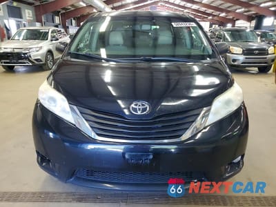 Piąte zdjęcie samochodu w środku: 2017 TOYOTA SIENNA XLE 8-PASSENGER VIN:5TDYZ3DC1HS823723 - miniatura