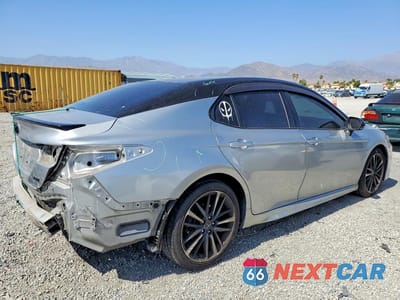 Trzecie zdjęcie samochodu z tyłu: 2018 TOYOTA CAMRY XSE VIN:4T1B61HK9JU121263 - miniatura