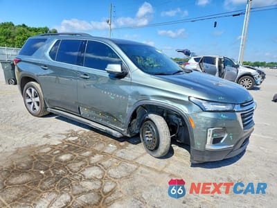 Czwarte zdjęcie samochodu z boku: 2022 CHEVROLET TRAVERSE LT VIN:1GNERHKWXNJ128900 - miniatura