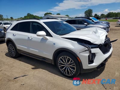 Czwarte zdjęcie samochodu z boku: 2024 CADILLAC XT4 SPORT VIN:1GYFZFR47RF100299 - miniatura