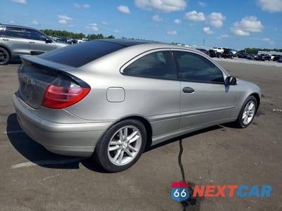 Trzecie zdjęcie samochodu z tyłu: 2003 MERCEDES-BENZ C 230K SPORT COUPE VIN:WDBRN40J43A413707 - miniatura