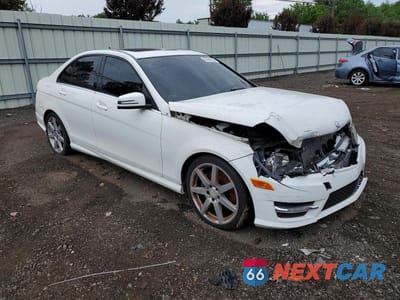Czwarte zdjęcie samochodu z boku: 2014 MERCEDES-BENZ C 300 4MATIC VIN:WDDGF8AB3EA922247 - miniatura