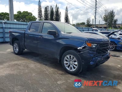 Czwarte zdjęcie samochodu z boku: 2022 CHEVROLET SILVERADO C1500 CUSTOM VIN:1GCPABEK7NZ613978 - miniatura