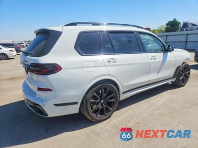 Trzecie zdjęcie samochodu z tyłu: 2024 BMW X7 M60I VIN:5UX33EM00R9S98553 - miniatura