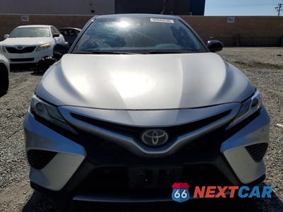 Piąte zdjęcie samochodu w środku: 2018 TOYOTA CAMRY XSE VIN:4T1B61HK9JU121263 - miniatura