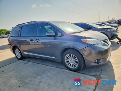 Czwarte zdjęcie samochodu z boku: 2017 TOYOTA SIENNA XLE 8-PASSENGER VIN:5TDYZ3DCXHS838611 - miniatura