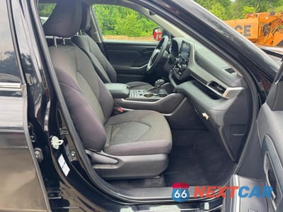 Piąte zdjęcie samochodu w środku: 2022 TOYOTA HIGHLANDER L VIN:5TDCZRBHXNS580095 - miniatura