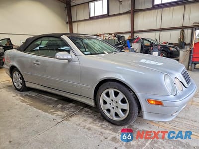 Czwarte zdjęcie samochodu z boku: 2001 MERCEDES-BENZ CLK 320 VIN:WDBLK65G81T070506 - miniatura