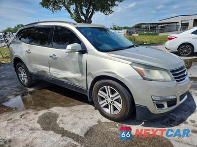 Czwarte zdjęcie samochodu z boku: 2017 CHEVROLET TRAVERSE LT VIN:1GNKRHKD2HJ121168 - miniatura