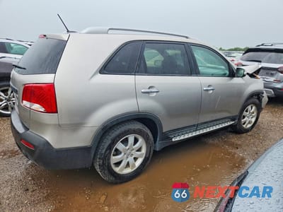 Trzecie zdjęcie samochodu z tyłu: 2013 KIA SORENTO LX VIN:5XYKT4A60DG361481 - miniatura