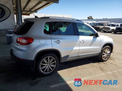 Trzecie zdjęcie samochodu z tyłu: 2011 VOLKSWAGEN TIGUAN S/SE/SEL VIN:WVGBV7AX4BW513777 - miniatura
