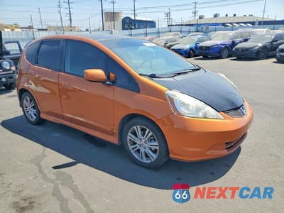 Czwarte zdjęcie samochodu z boku: 2011 HONDA FIT SPORT VIN:JHMGE8H67BS008755 - miniatura