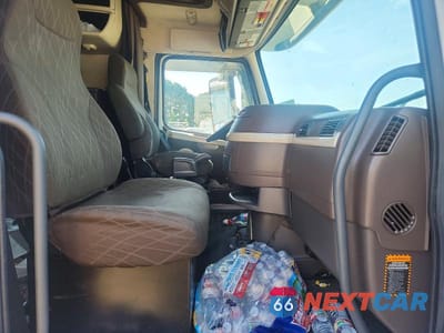 Piąte zdjęcie samochodu w środku: 2014 VOLVO VNL SEMI TRUCK VIN:4V4NC9EH8EN176003 - miniatura