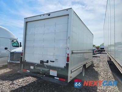 Trzecie zdjęcie samochodu z tyłu: 2022 GMC SAVANA CUT BOX TRUCK - PRIOR FLEET ** VIN:7GZ37TC71NN007927 - miniatura