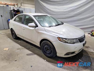 Czwarte zdjęcie samochodu z boku: 2011 KIA FORTE LX VIN:KNAFT4A28B5382936 - miniatura