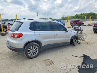 Trzecie zdjęcie samochodu z tyłu: 2011 VOLKSWAGEN TIGUAN S VIN:WVGAV7AX9BW511227 - miniatura