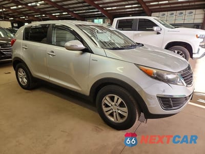 Czwarte zdjęcie samochodu z boku: 2011 KIA SPORTAGE LX VIN:KNDPBCA2XB7095395 - miniatura