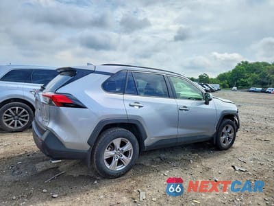 Trzecie zdjęcie samochodu z tyłu: 2023 TOYOTA RAV4 HYBRID XLE VIN:JTMRWRFV1PD186762 - miniatura
