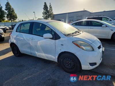 Czwarte zdjęcie samochodu z boku: 2011 TOYOTA YARIS BASE VIN:JTDKT4K36B5331721 - miniatura