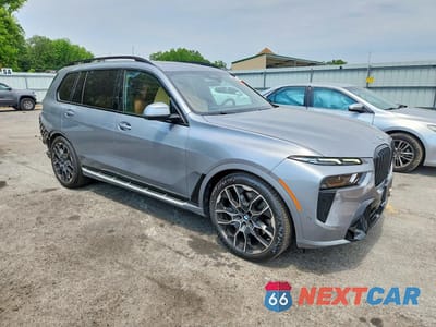 Czwarte zdjęcie samochodu z boku: 2024 BMW X7 XDRIVE40I VIN:5UX23EM01R9S96838 - miniatura