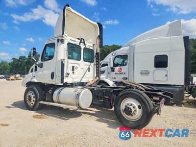 Trzecie zdjęcie samochodu z tyłu: 2015 FREIGHTLINER CASCADIA SEMI TRUCK VIN:3AKBGBDV6FSGG8488 - miniatura