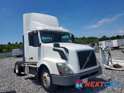 2017 VOLVO VNL SEMI TRUCK 4V4N39TG1HN987950 - główne zdjęcie licytacji z USA - miniatura
