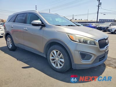 Czwarte zdjęcie samochodu z boku: 2017 KIA SORENTO LX VIN:5XYPG4A36HG269068 - miniatura