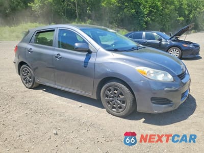 Czwarte zdjęcie samochodu z boku: 2009 TOYOTA MATRIX BASE VIN:2T1KU40E09C093847 - miniatura