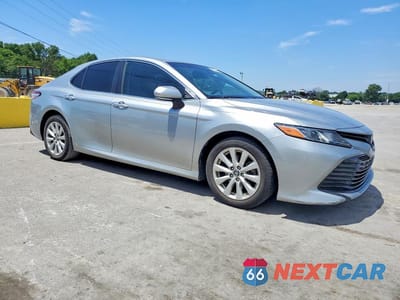 Czwarte zdjęcie samochodu z boku: 2018 TOYOTA CAMRY LE VIN:4T1B11HK9JU650923 - miniatura