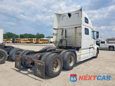 Czwarte zdjęcie samochodu z boku: 2017 VOLVO VNL SEMI TRUCK VIN:4V4NC9EH0HN954895 - miniatura