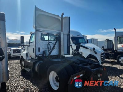 Trzecie zdjęcie samochodu z tyłu: 2019 INTERNATIONAL LT625 SEMI TRUCK VIN:1HSDYAPR0KH044046 - miniatura