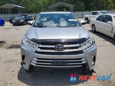 Piąte zdjęcie samochodu w środku: 2018 TOYOTA HIGHLANDER XLE VIN:5TDKZRFH1JS260809 - miniatura