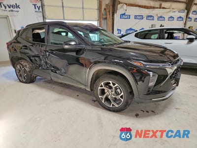Czwarte zdjęcie samochodu z boku: 2025 CHEVROLET TRAX 1LT VIN:KL77LHEP1SC235791 - miniatura