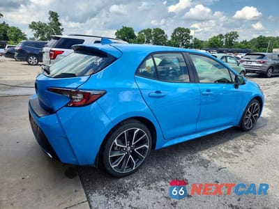 Trzecie zdjęcie samochodu z tyłu: 2021 TOYOTA COROLLA XSE VIN:JTNA4MBE8M3128172 - miniatura