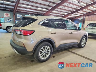 Trzecie zdjęcie samochodu z tyłu: 2020 FORD ESCAPE SE VIN:1FMCU9G64LUB44160 - miniatura