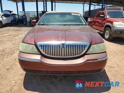 Piąte zdjęcie samochodu w środku: 2004 LINCOLN TOWN CAR EXECUTIVE VIN:1LNHM81W24Y665929 - miniatura