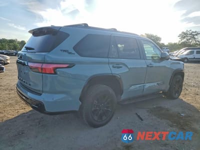 Trzecie zdjęcie samochodu z tyłu: 2026 TOYOTA SEQUOIA PLATINUM VIN:7SVAAABA0TX080138 - miniatura