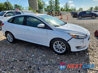 Czwarte zdjęcie samochodu z boku: 2016 FORD FOCUS SE VIN:1FADP3F2XGL267409 - miniatura