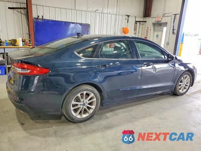 Trzecie zdjęcie samochodu z tyłu: 2020 FORD FUSION SE VIN:3FA6P0HD1LR149704 - miniatura