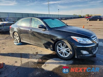 Czwarte zdjęcie samochodu z boku: 2013 HYUNDAI GENESIS 3.8L VIN:KMHGC4DD5DU224983 - miniatura