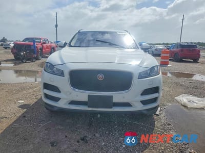Piąte zdjęcie samochodu w środku: 2017 JAGUAR F-PACE PREMIUM VIN:SADCJ2BV1HA074469 - miniatura
