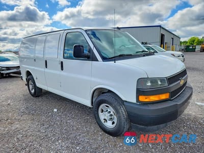 Czwarte zdjęcie samochodu z boku: 2020 CHEVROLET EXPRESS G2500 VIN:1GCWGAFP2L1259829 - miniatura