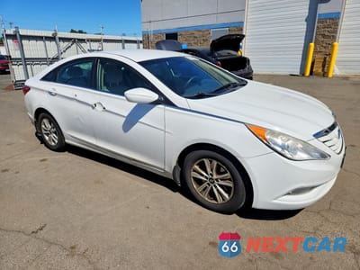 Czwarte zdjęcie samochodu z boku: 2013 HYUNDAI SONATA GLS VIN:5NPEB4AC6DH785780 - miniatura
