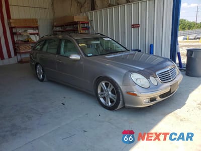 Czwarte zdjęcie samochodu z boku: 2005 MERCEDES-BENZ E 500 4MATIC VIN:WDBUH83J95X169671 - miniatura