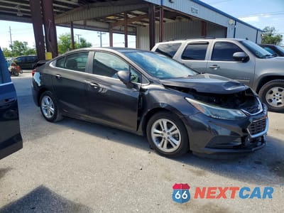 Czwarte zdjęcie samochodu z boku: 2017 CHEVROLET CRUZE LT VIN:1G1BE5SM8H7270855 - miniatura