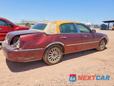 Trzecie zdjęcie samochodu z tyłu: 2004 LINCOLN TOWN CAR EXECUTIVE VIN:1LNHM81W24Y665929 - miniatura